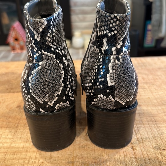 Blondo snakeskin print waterproof boots size 8M. Only worn once, these r… - Picture 10 of 10